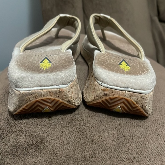 Volatile flip flops - Picture 2 of 4